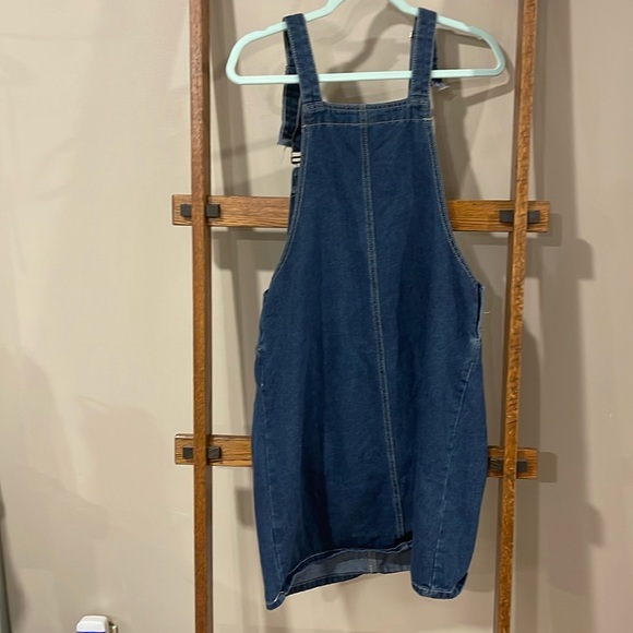 Woman’s Overall Dress - Picture 4 of 6